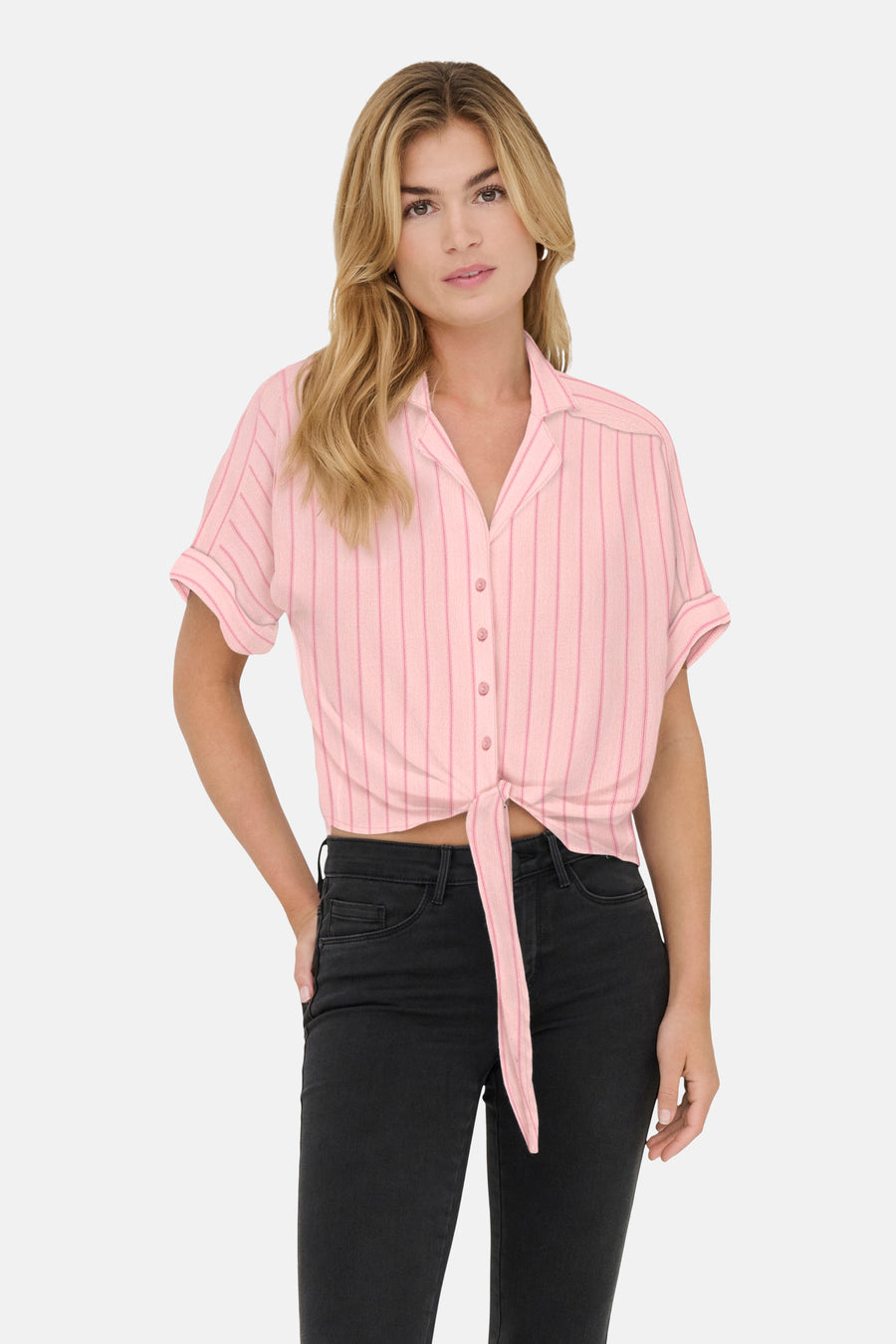 Chemise rose à manches courtes ONLY®, à rayures verticales, vue de dos, portée avec un jean noir et des baskets blanches.