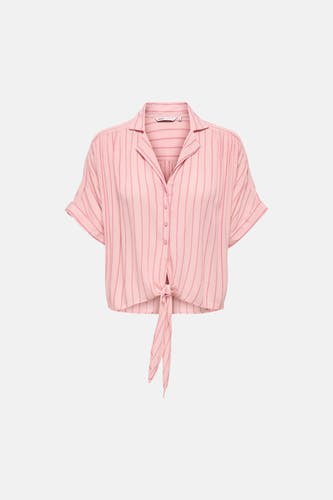 Chemise rose à manches courtes ONLY, avec des rayures verticales et un nœud à nouer à l'ourlet.