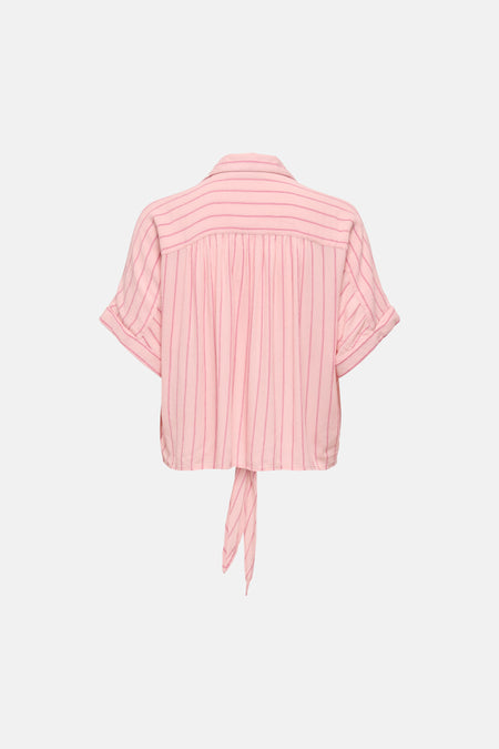 Chemise rose de ONLY avec manches courtes retroussées, rayures verticales et ceinture à nouer, vue arrière.