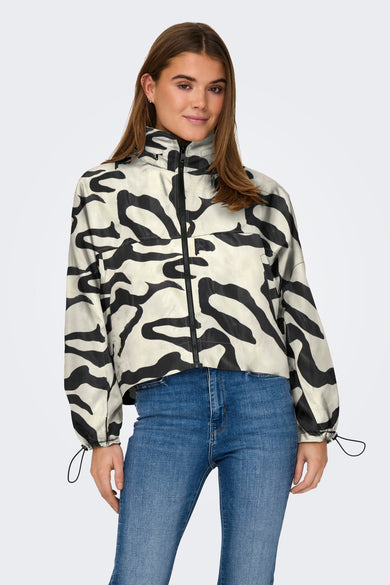 Manteau court blanc ONLY avec imprimé zébré, associé à un pantalon de travail bleu.