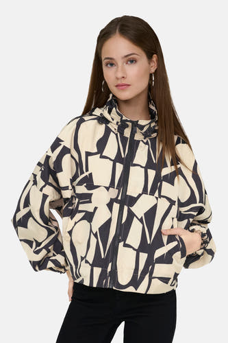 Manteau beige court de ONLY, avec un motif abstrait noir et des manches longues.