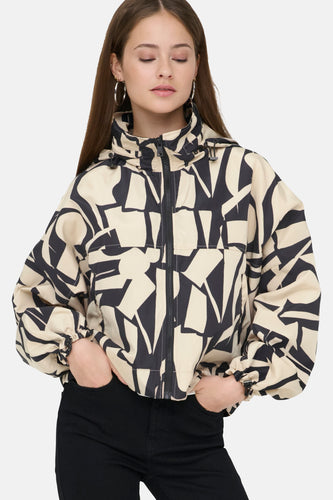 Beige korte jas van ONLY met abstract zwart dessin.
