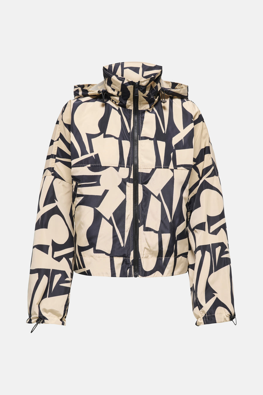 Korte beige jas van ONLY met een zwart en beige geometrisch patroon.
