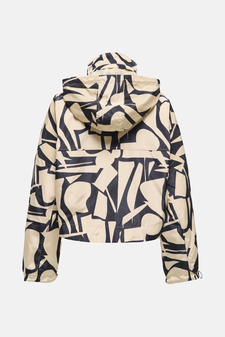 Korte beige jas van ONLY, met een opvallend zwart patroon en een capuchon, gezien van achteren.
