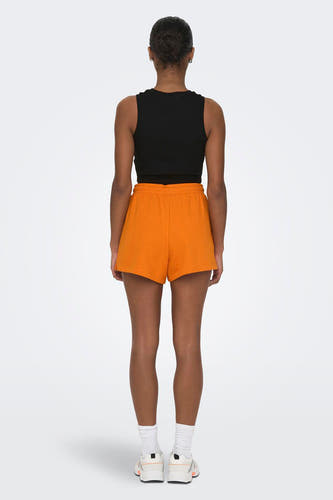 T-shirt sans manches noir de ONLY®, associé à des short orange et des chaussettes blanches avec des baskets, vue arrière.