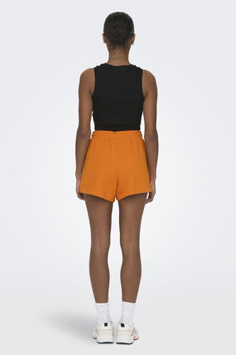 T-shirt sans manches noir de ONLY®, avec des short orange et des chaussettes blanches.