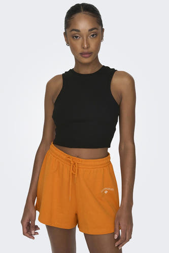T-shirt sans manches noir ONLY, avec texture en maille, associé à des shortses orange avec le logo Los Angeles.
