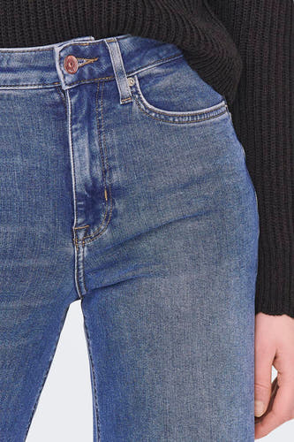 Jean large en denim bleu MADISON BLUSH de la marque ONLY, avec des coutures marron et une fermeture à boutons.