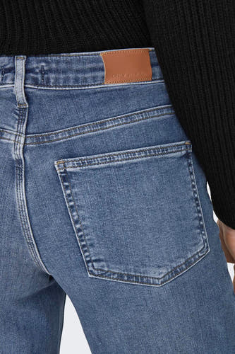 Jean large bleu de ONLY, avec une étiquette en cuir marron à l'arrière.