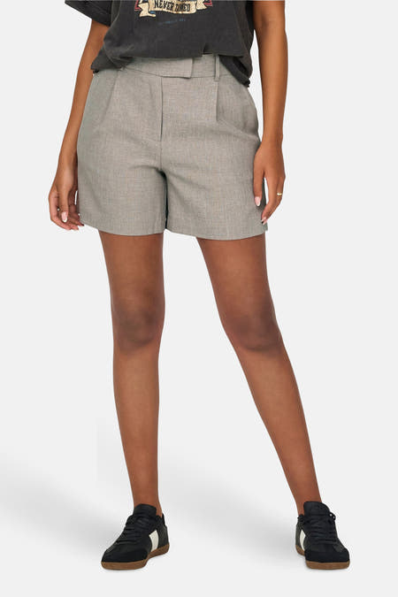 Beige court de ONLY, avec une couleur unie et une forme classique, combiné à un T-shirt gris foncé.