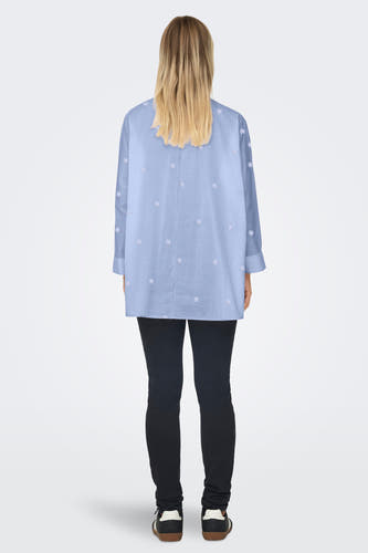 Chemise bleue à manches longues de ONLY, à motif floral et portée avec un pantalon noir.