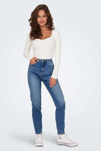 Blauwe straight jeans van ONLY, gedragen met een wit shirt en witte sneakers.
