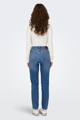 Rechte jeans in middenblauw denim van ONLY, met bruine riem en witte sneakers.