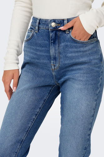 Jean droit bleu de denim par ONLY, avec une coupe ajustée.