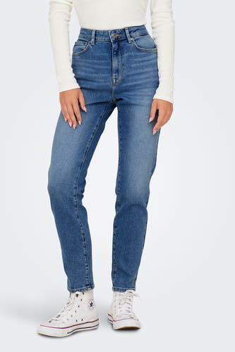 Jean bleu droit d'ONLY, avec une étiquette en cuir marron sur la ceinture.