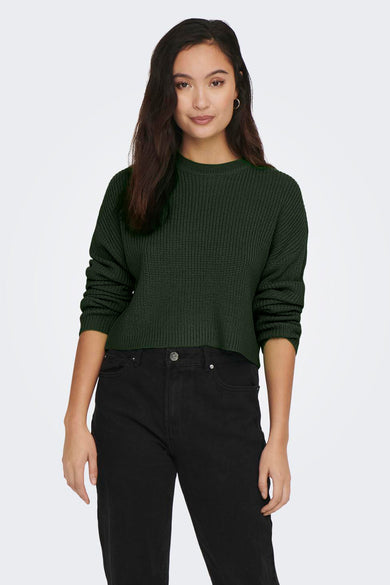 T-shirt vert avec col rond de ONLY, porté avec un jean noir à taille haute.