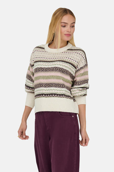 Sweat-shirt multicolore à col rond de ONLY, avec un motif fair isle et porté avec un pantalon bordeaux.