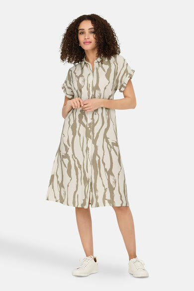 Robe kaki avec manches courtes de JDY dans un motif zébré abstrait et des baskets blanches.