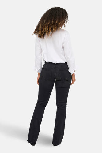 Jean flare noir de ONLY, avec longues pattes et poches arrière.