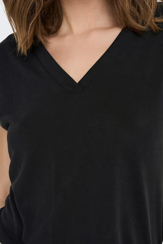 T-shirt noir de ONLY, avec un col en V et des manches courtes en gros plan.