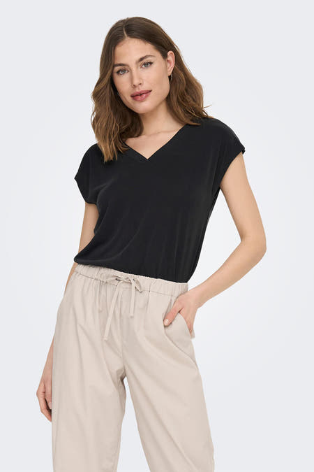 Zwart T-shirt van ONLY, met korte mouwen en V-hals, gecombineerd met beige broek.
