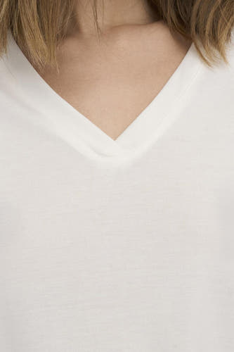 T-shirt blanc d'ONLY avec col V et peau et cheveux visibles.
