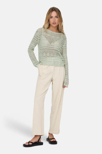 Pull vert en crochet à col rond de JDY, avec motif ajouré et manches longues.