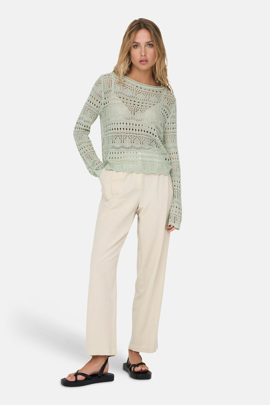 Pull vert en crochet à col rond de JDY, avec motif ajouré et manches longues.