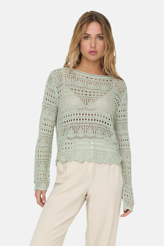 Pull ajour vert avec col rond de JDY, doté d'un motif ajouré gracieux et d'un ourlet festonné, combiné avec un pantalon beige.