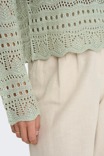 T-shirt vert avec col rond de JDY, avec un motif ouvert et des pantalons beige.