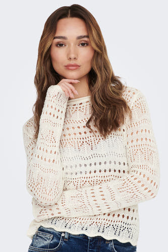 Pull blanc à col rond de JDY, avec un motif ajouré et des manches longues, associé à un jean bleu.