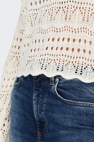 T-shirt blanc avec col rond de JDY, avec un motif ajouré et des jeans en denim visibles.