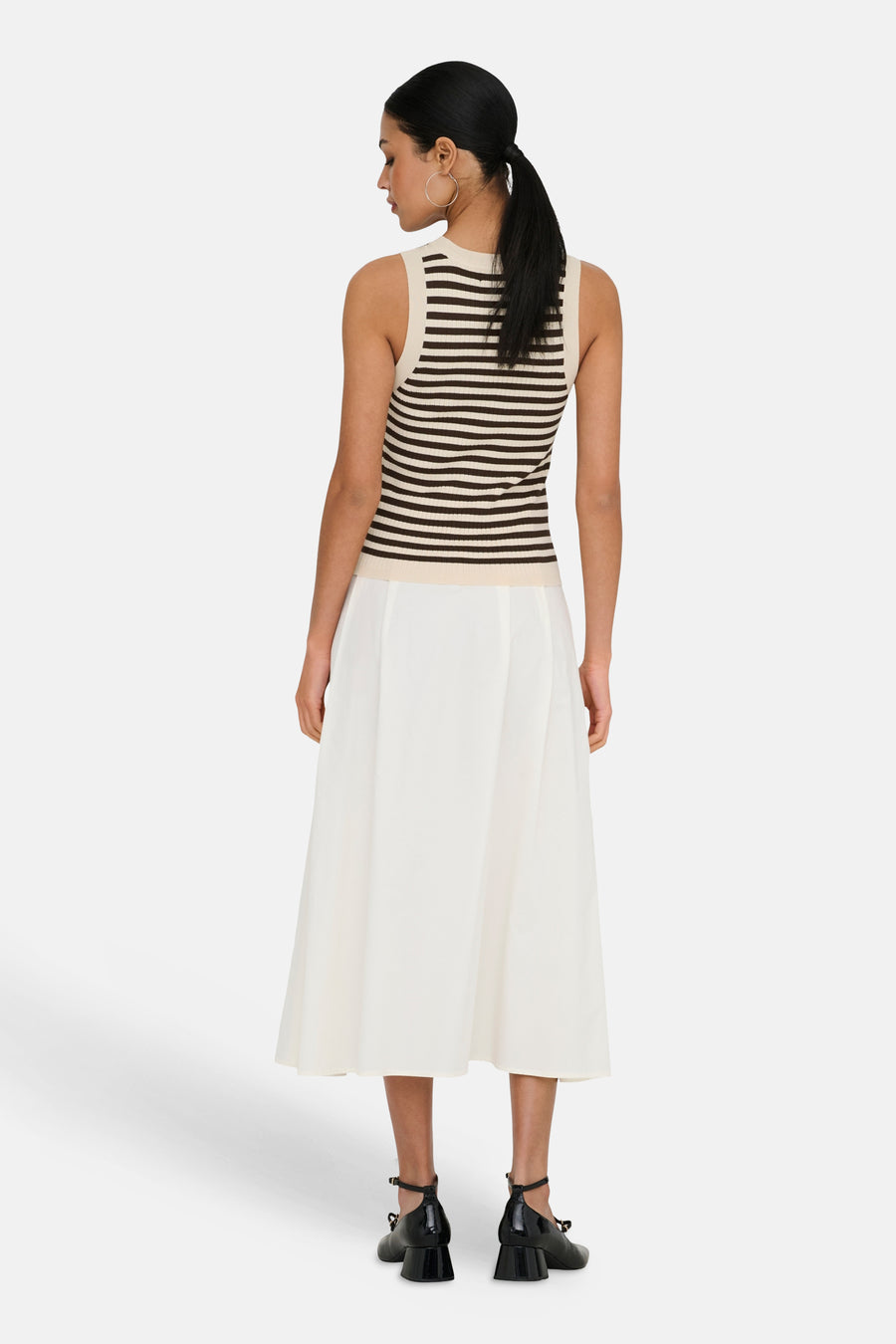 Haut sans manches rayé de JDY en crème et marron foncé, dos, porté par un mannequin avec une jupe blanche et des chaussures noires.