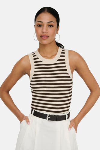 Haut sans manches à rayures crème et marron de JDY avec texture côtelée, stylisé avec une ceinture noire et un pantalon blanc.