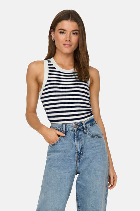 T-shirt sans manches JDY, avec des rayures horizontales bleues, porté avec des jeans larges.