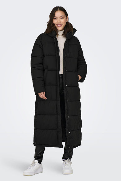 Manteau long noir ONLY, avec une texture pelucheuse et une fermeture à boutons.
