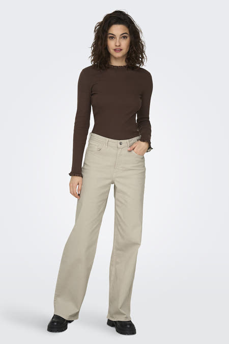 Jean large beige d'ONLY, combiné avec un haut marron et des chaussures noires.