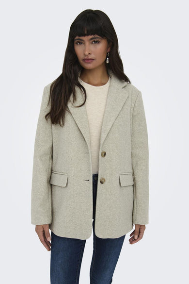 Manteau court beige d'ONLY, avec col revers, fermeture à boutons et poches brodées.