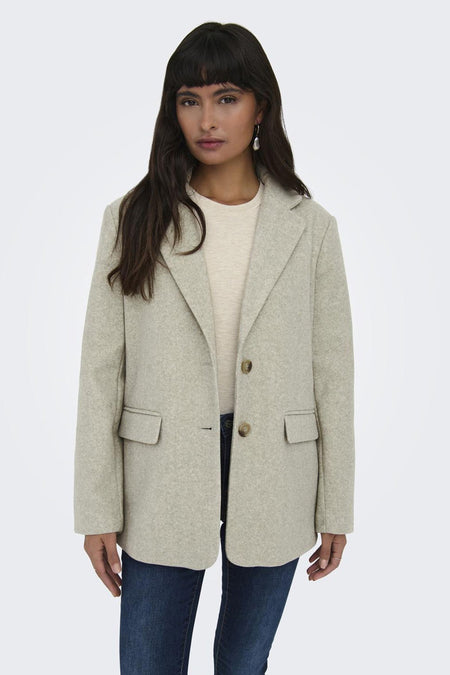 Manteau court beige d'ONLY, avec col revers, fermeture à boutons et poches brodées.