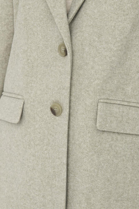 Manteau court beige ONLY, avec deux boutons et des poches.