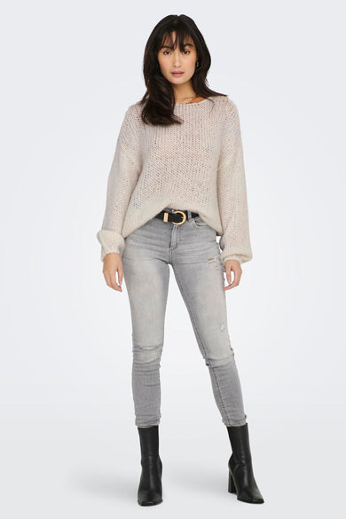 Pull marron avec col rond de ONLY, porté avec des jeans gris et des bottes noires.