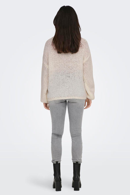 Pull marron ONLY, avec des manches longues, associé à des jeans gris et des bottes noires, vu de dos.