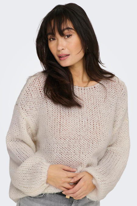 Pull marron avec col rond ONLY, en une texture trsée lâche, porté avec une chaîne d'or.