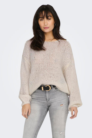 Pull marron avec col rond ONLY, avec une coupe décontractée et porté avec des jeans gris et une ceinture noire.
