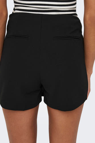 Short noir JDY, avec des boucles de ceinture et des poches arrière visibles.