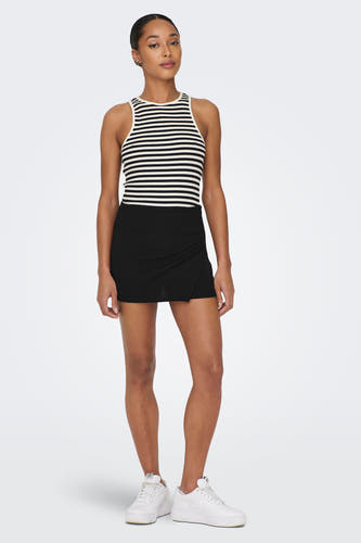 Short JDY noir avec un détail de surpiqûre, associé à une chemise rayée et des baskets blanches.
