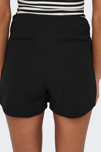 Short noir JDY, avec poches à l'arrière et une chemise rayée.