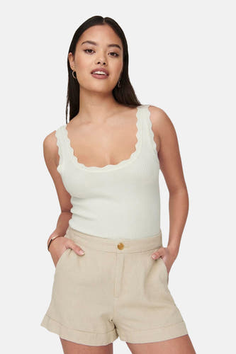 Haut sans manches côtelée blanche de JDY avec encolure et emmanchures festonnées, associée à un short beige.
