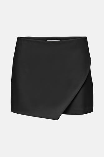 Short noir ONLY ONLY avec un détail wrap-over à l'avant.