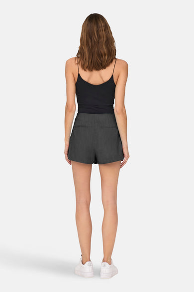Short gris ONLY, vu de derrièrerière combinéé un t-shirt-shirt et et des noir.